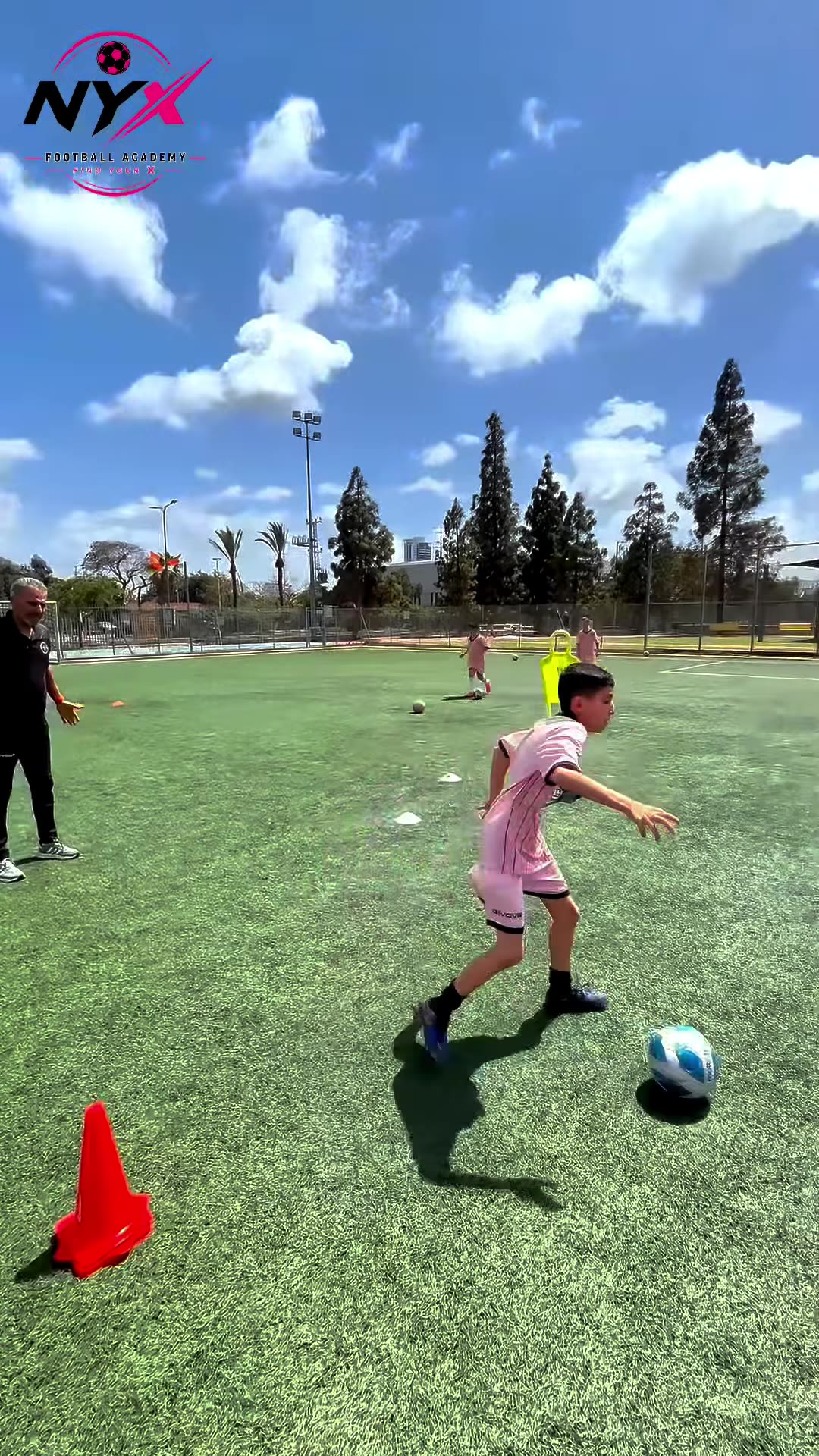 שחקנים מתרגלים כדרור וסיומת בקבוצה