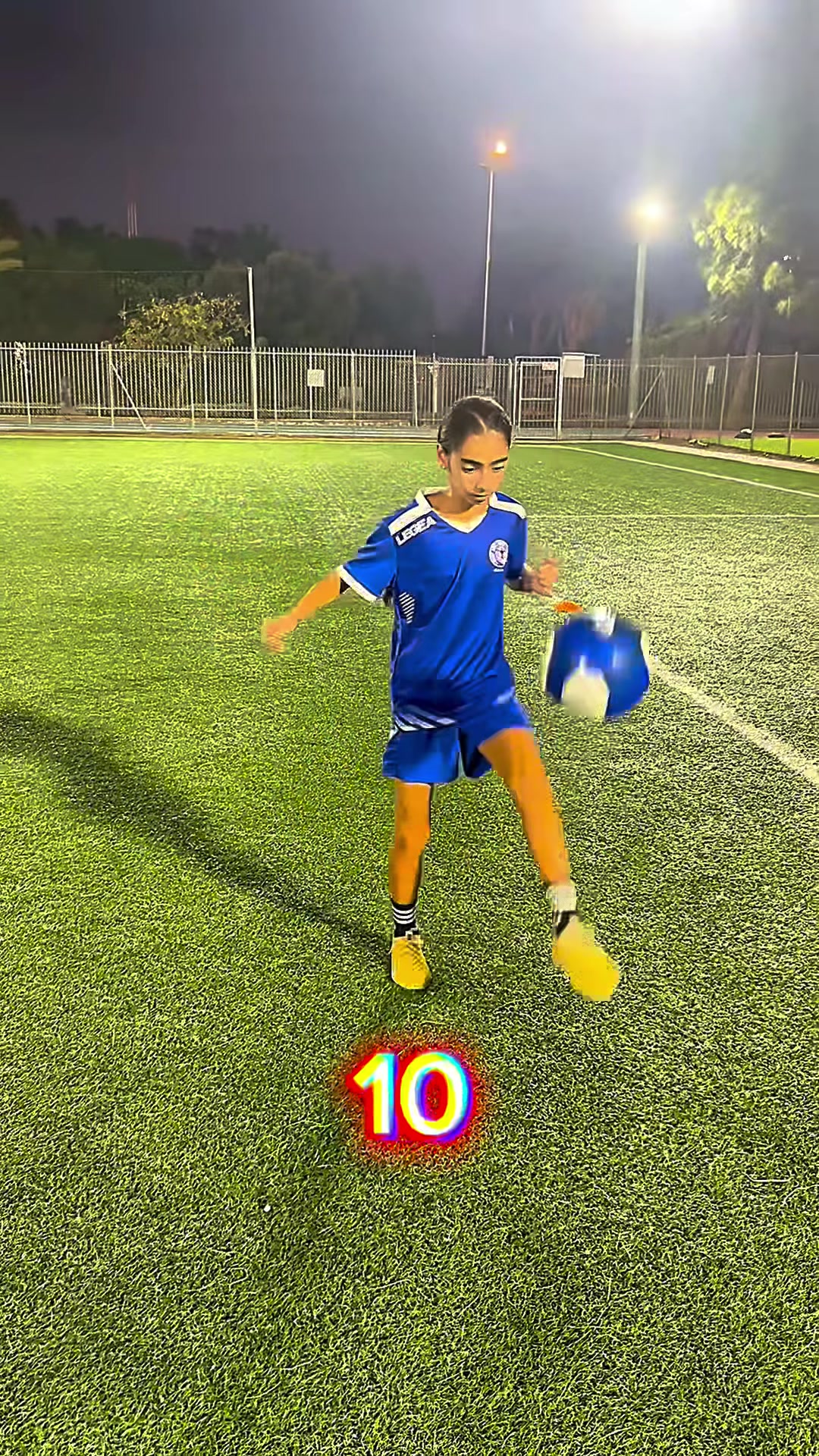 שחקנית מתרגלת שליטה בכדור באימון NYX